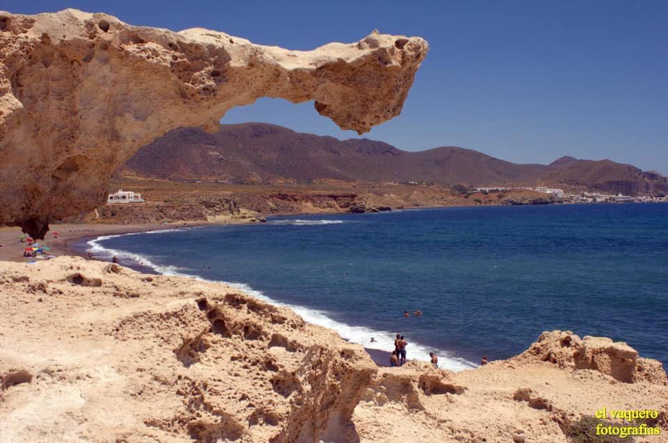 Playas espectaculares cerca de Agua Amarga